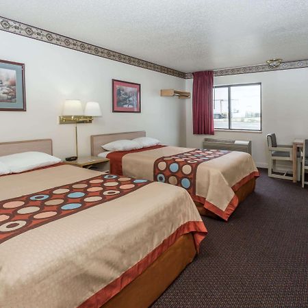Super 8 By Wyndham Morris Hotel Exterior photo