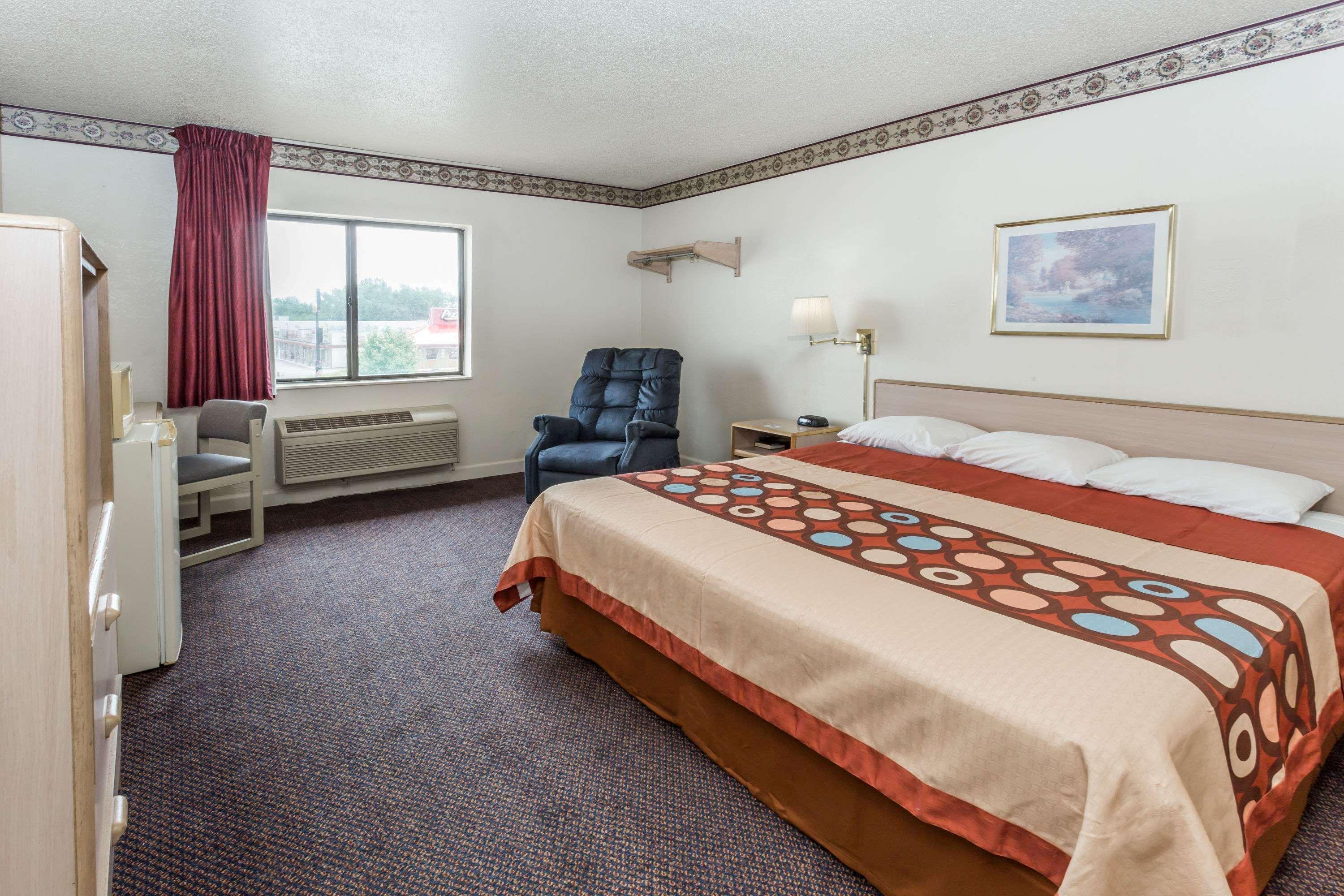 Super 8 By Wyndham Morris Hotel Exterior photo