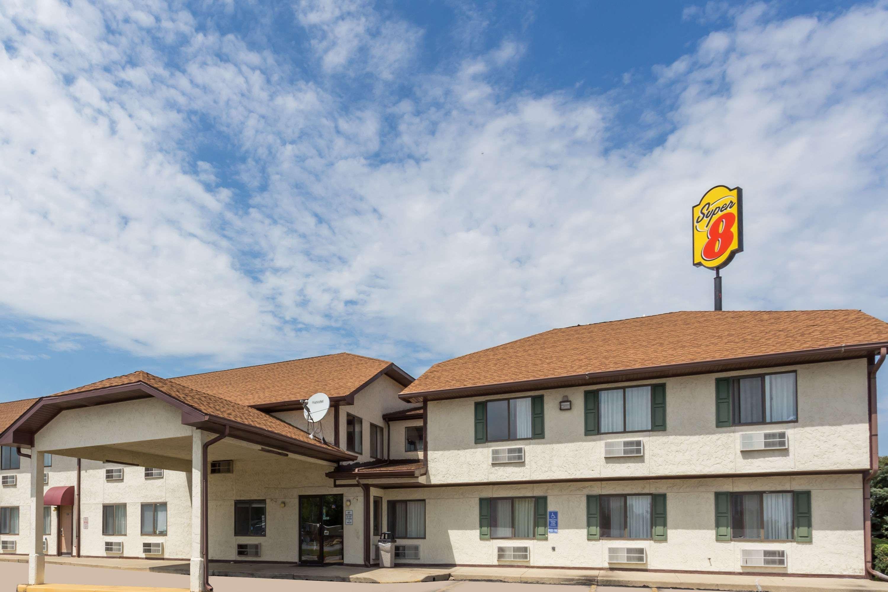 Super 8 By Wyndham Morris Hotel Exterior photo