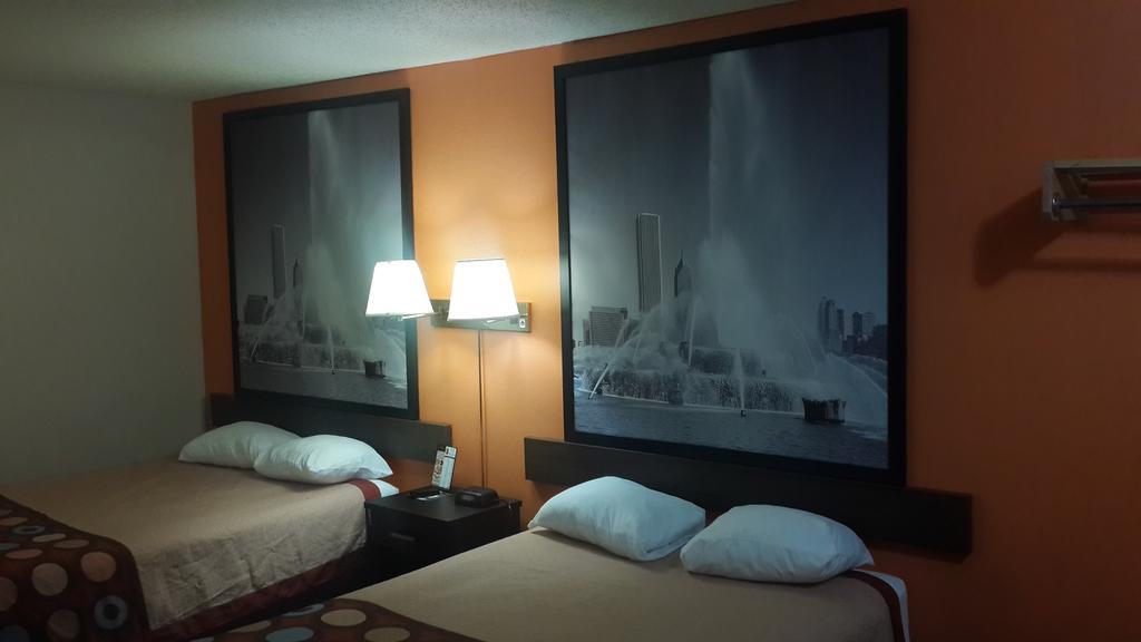 Super 8 By Wyndham Morris Hotel Exterior photo